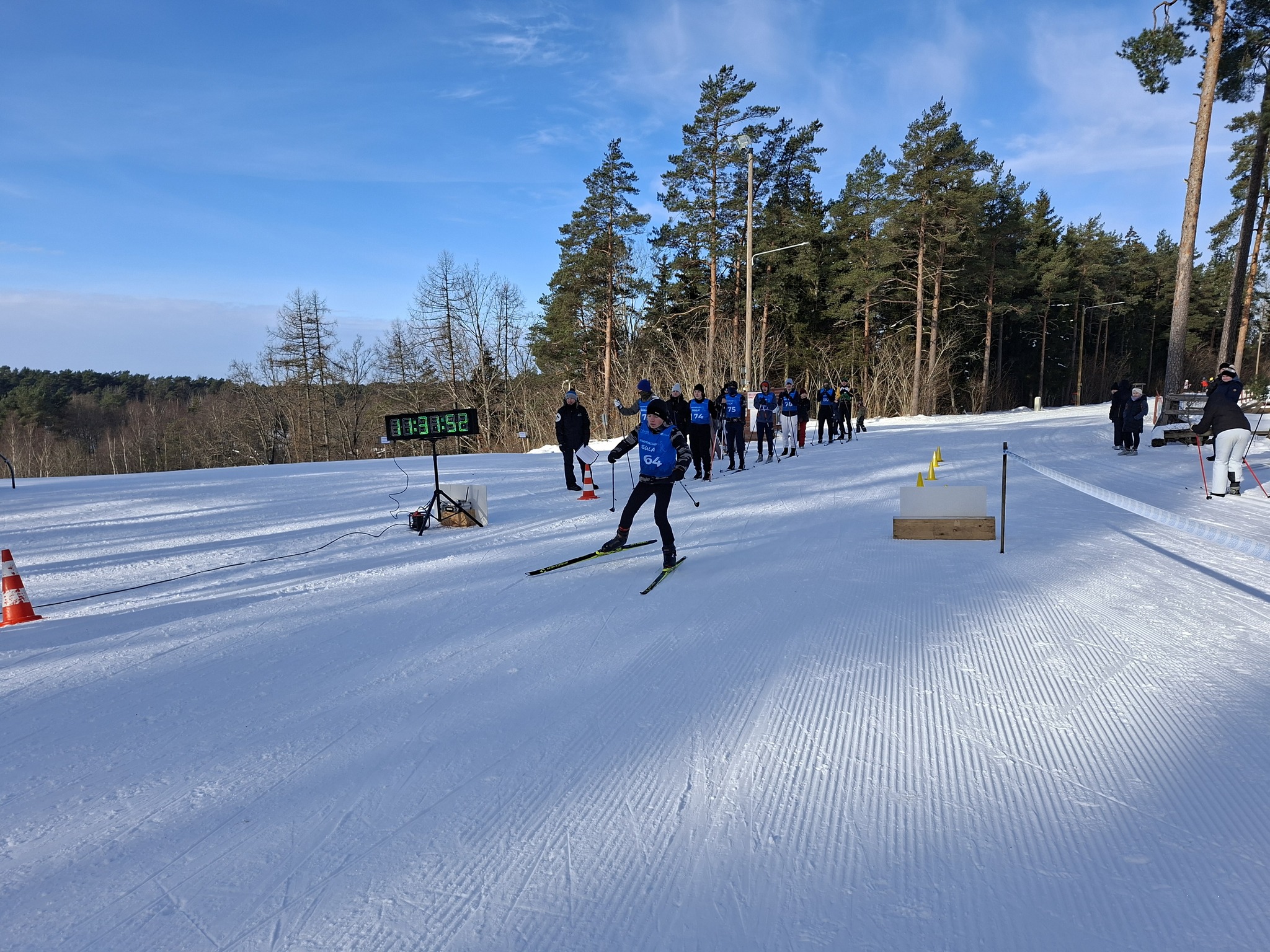 Palivere Pikajalamäel toimusid 18.02 Läänemaa koolinoorte meistrivõistlused suusatamises. Võistlusel osales 72 noorsportlast seitsmest erinevast Läänemaa koolis